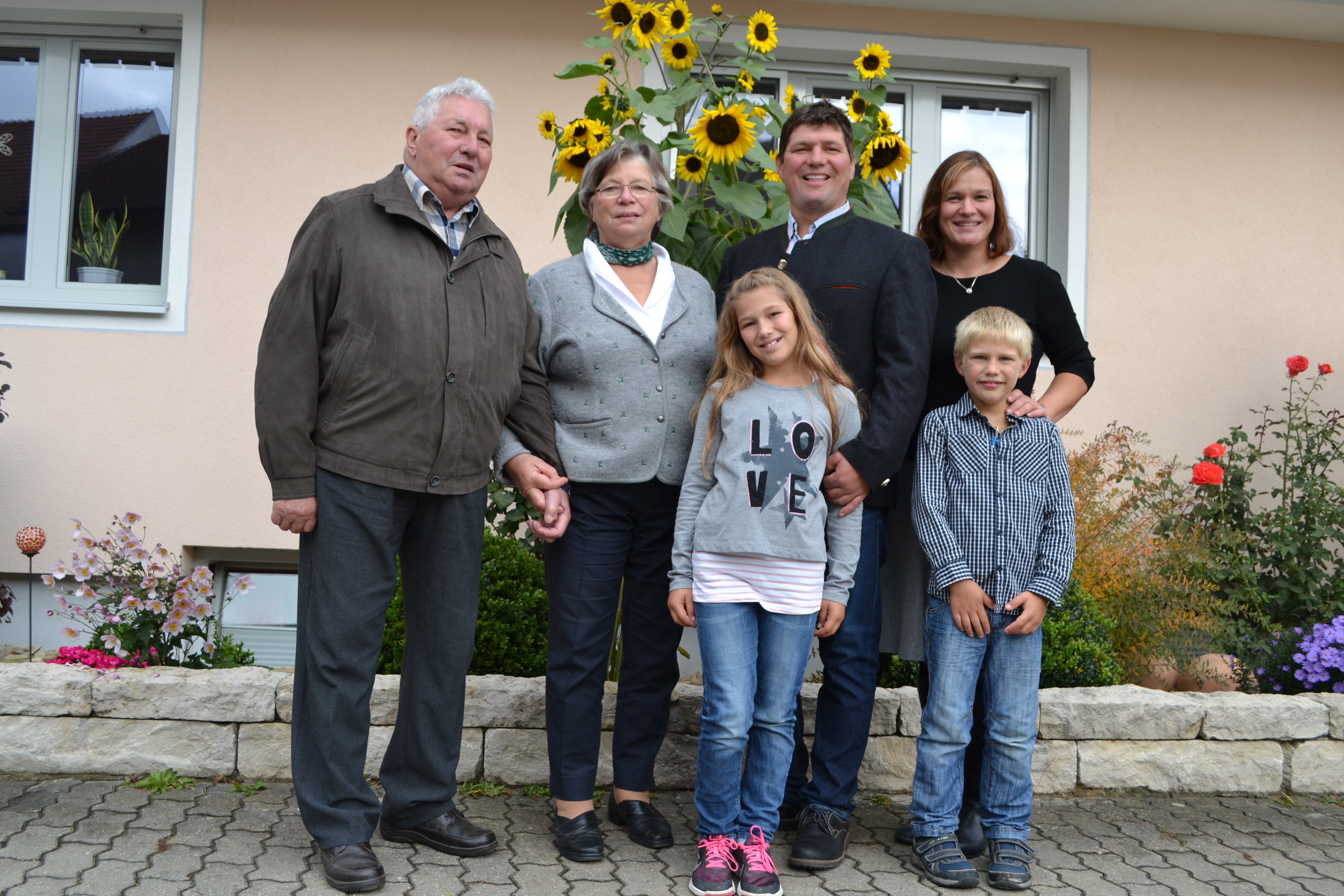Familie Daum vor Sonnenblumen