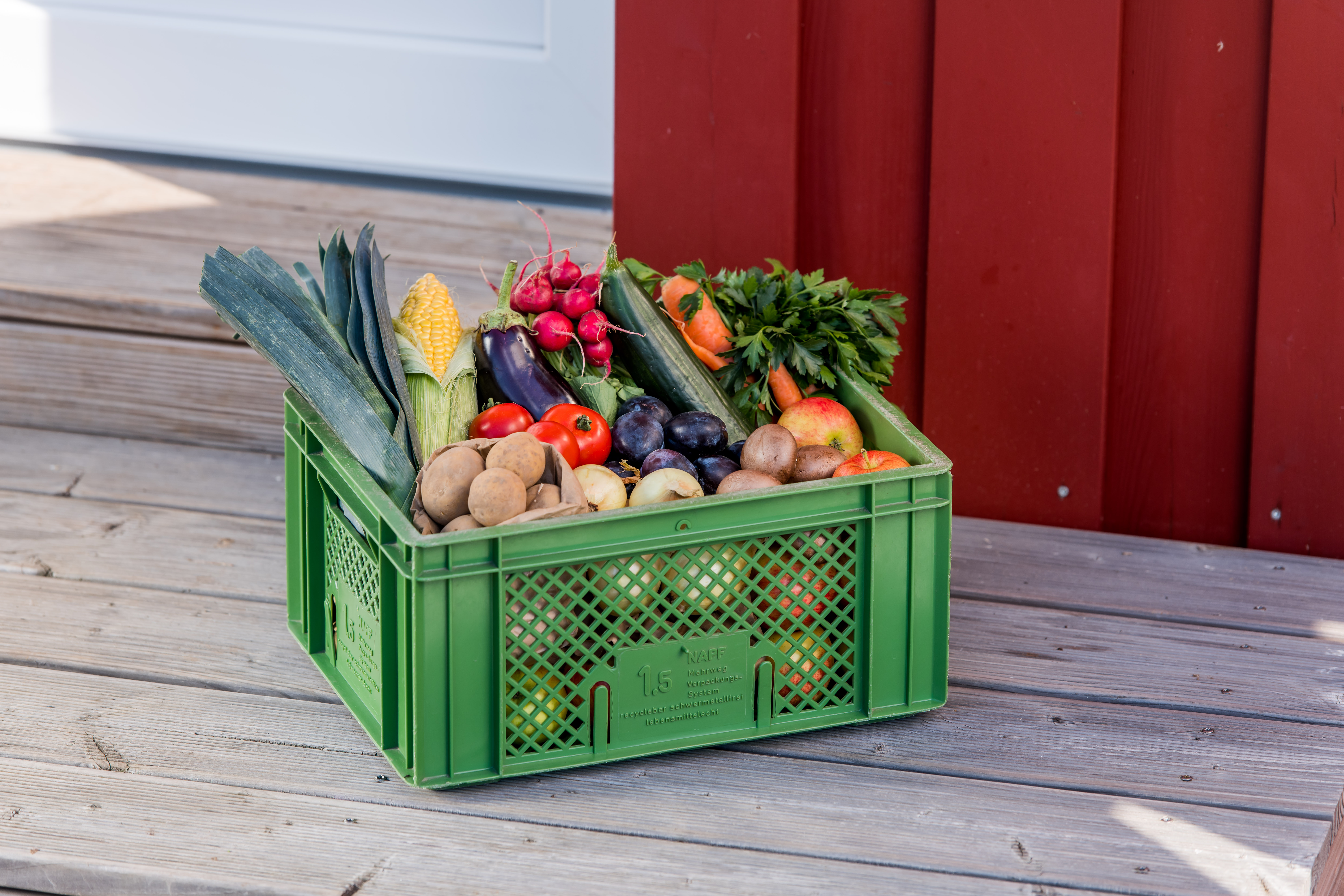 Eine grüne Kiste voller Gemüse